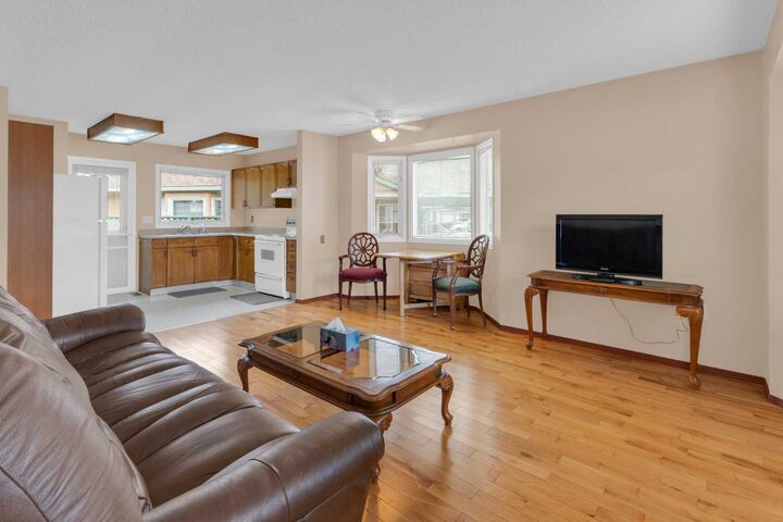 Property Photo:  2831 Dovely Park SE  AB T2B 3G3 