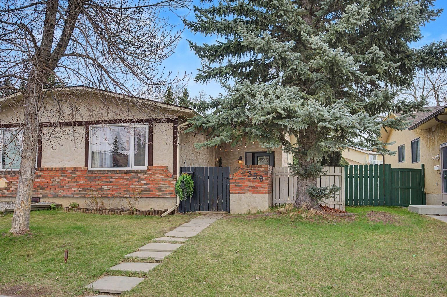 Property Photo:  359 Woodvale Crescent SW  AB T2W 3L3 