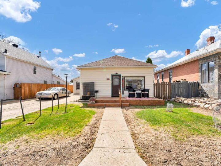 Property Photo:  819B 3 Street SE  AB T1A 0J4 