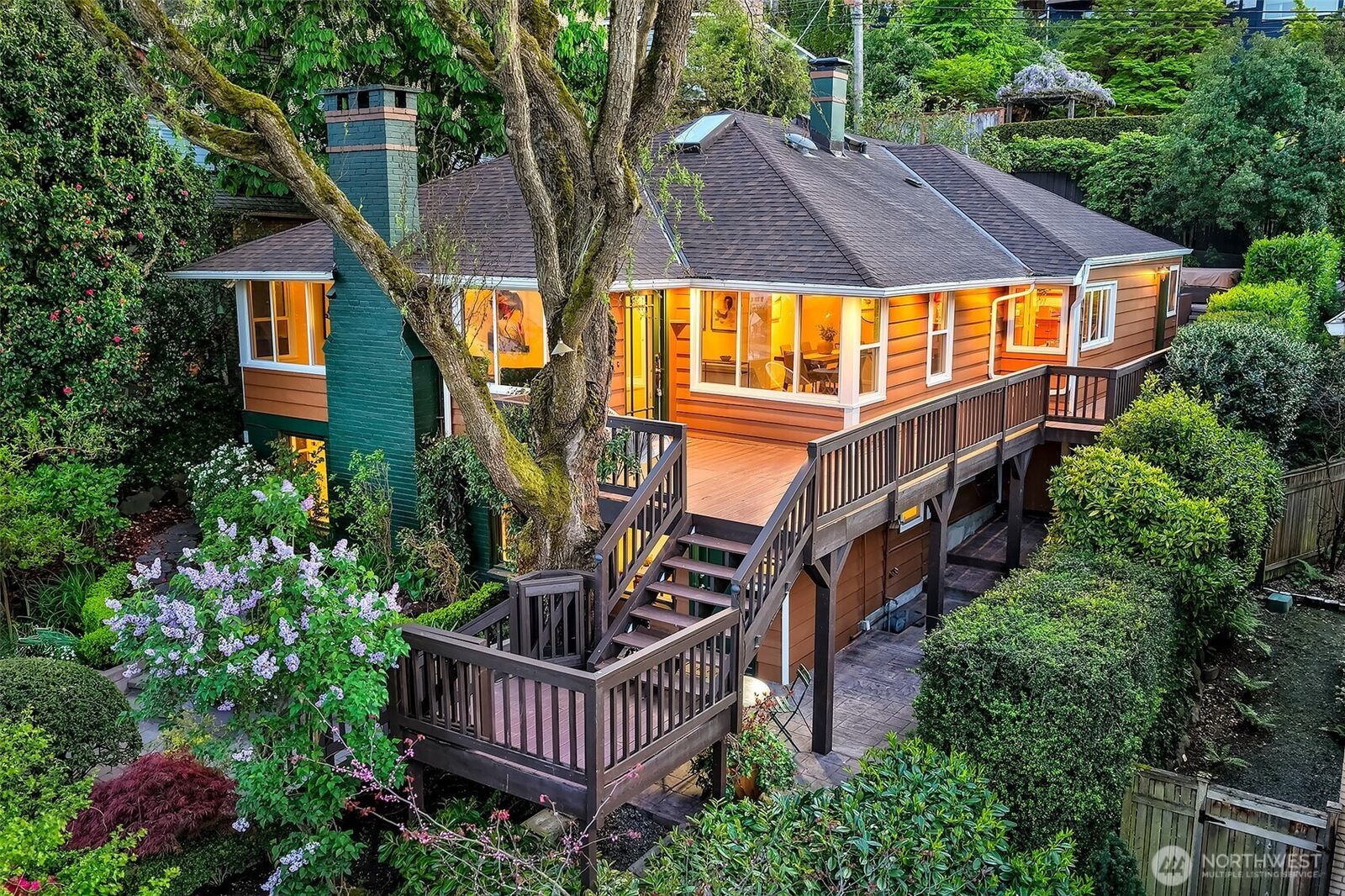 Property Photo:  2613  Boyer Avenue E  WA 98102 
