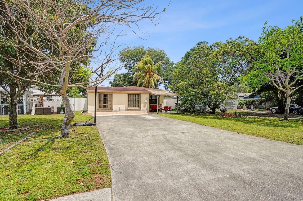 Property Photo:  1379 NE 177th St  FL 33162 