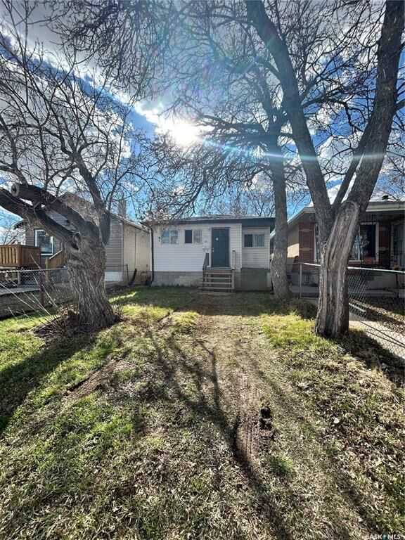 Property Photo: 922 Garnet Street SK S4T 2X5