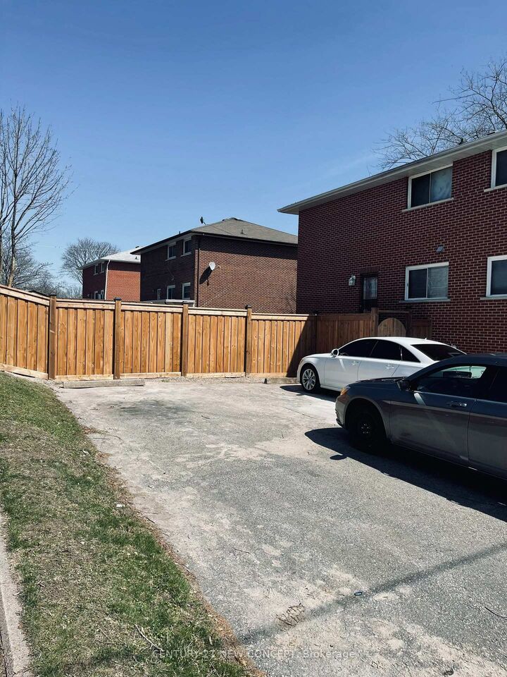 Photo de la propriété:  580 Digby Avenue  ON L1G 1W6 