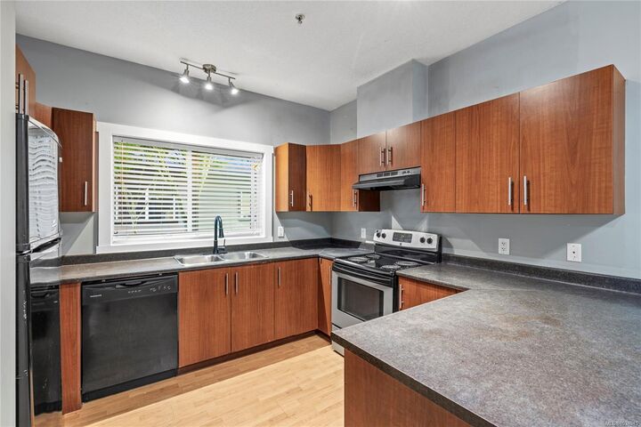 Property Photo:  582 Rosehill St 102  BC V9S 1H6 