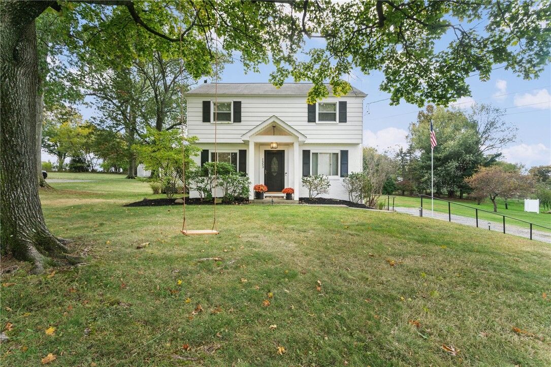 Property Photo:  1553 Crestview Dr  PA 15237 