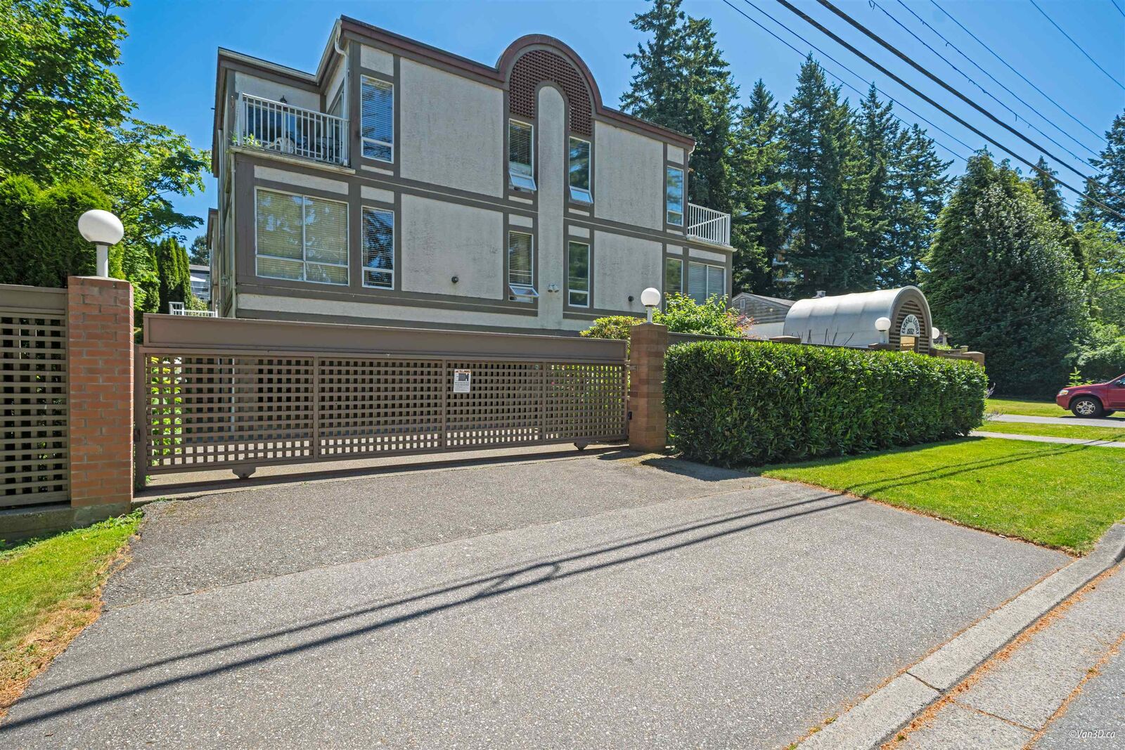 Property Photo:  1552 Everall Street 3  BC V4B 3S8 