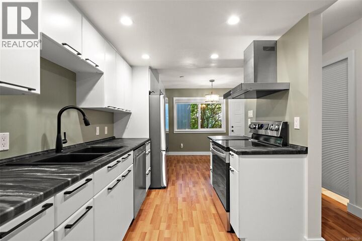 Property Photo:  3235 Alder Street 5  BC V8X 1P3 
