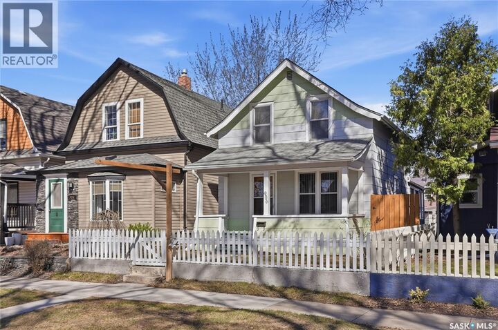 Property Photo:  906 I Avenue S  SK S7M 1Z4 