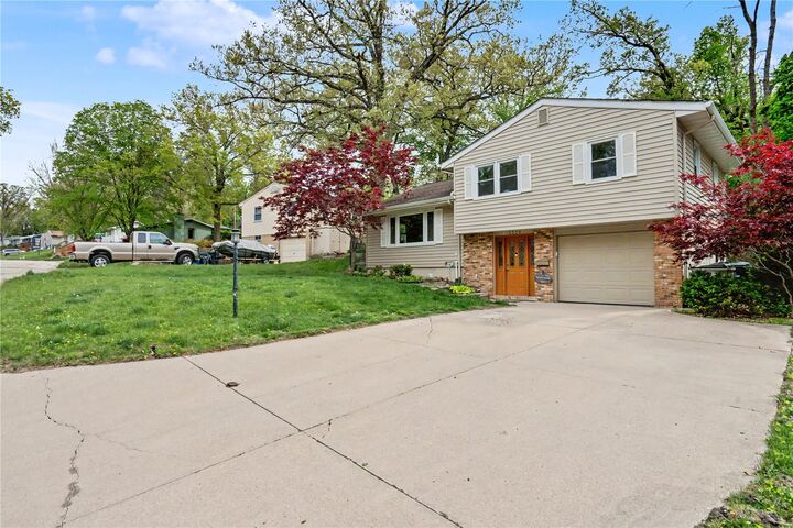 Property Photo:  1229 Hertz Drive SE  IA 52403 