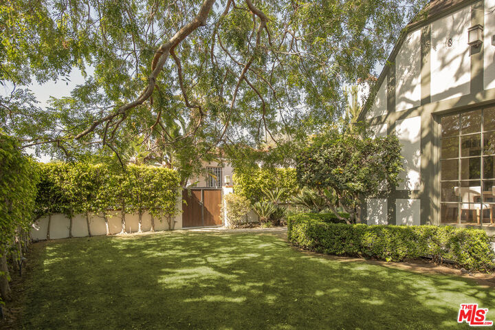 Property Photo: 102 N Laurel Ave CA 90048