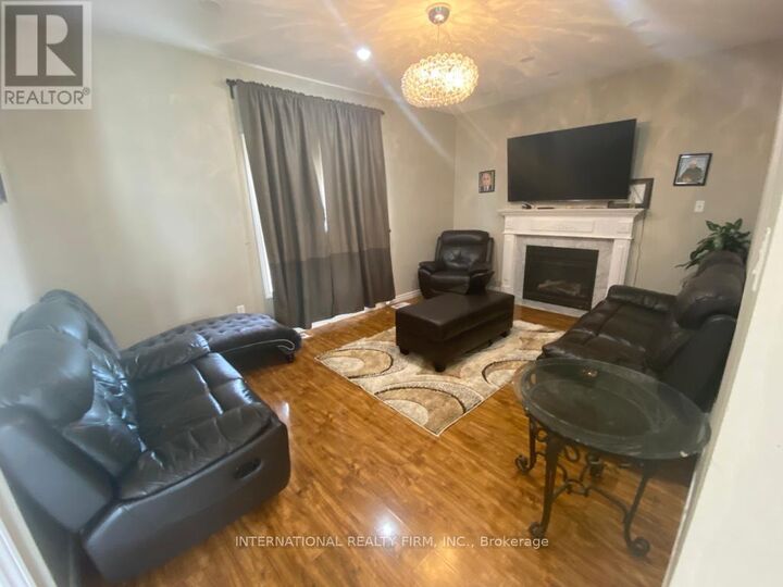 Property Photo:  8 Cheltenham Road  ON L4M 6T2 