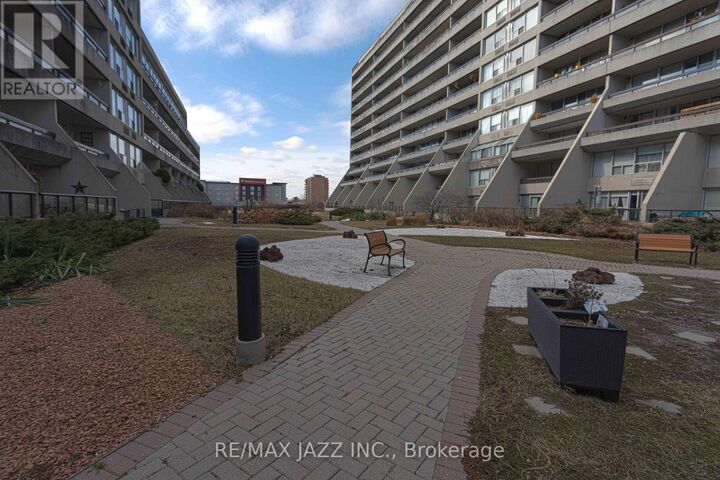 Property Photo:  55 William Street East Ph 7  ON L1G 7C9 