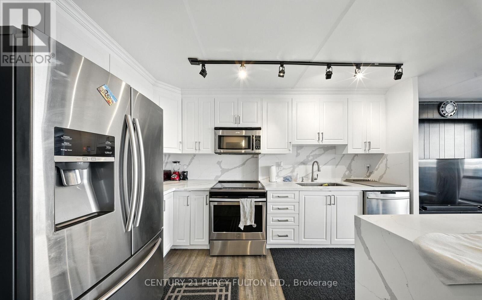 Property Photo:  2 Glamorgan Avenue 1212  ON M1P 2M8 