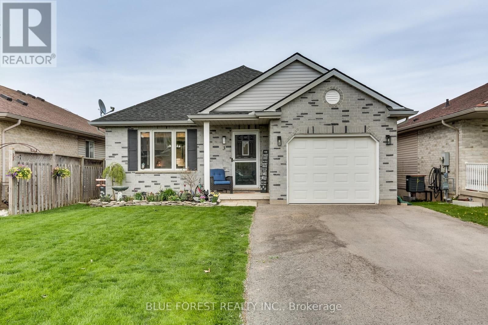Property Photo:  3 Meadowvale Drive  ON N5P 4P1 