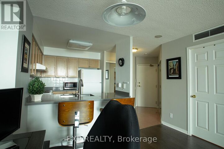 Property Photo:  8 Hillcrest Avenue 2717  ON M2N 6Y6 