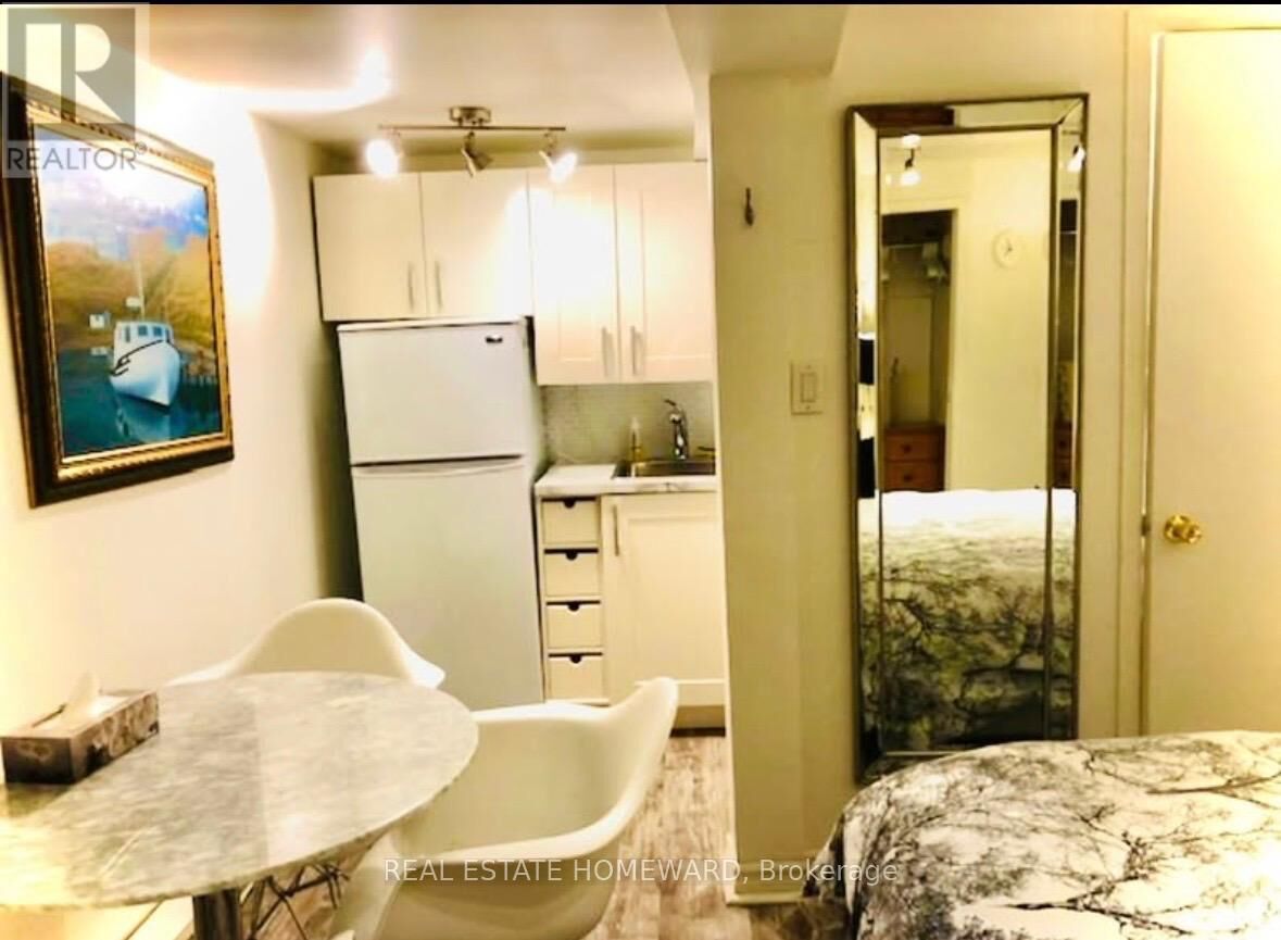 Property Photo:  426 Markham Street Basement 1  ON M6G 2L2 