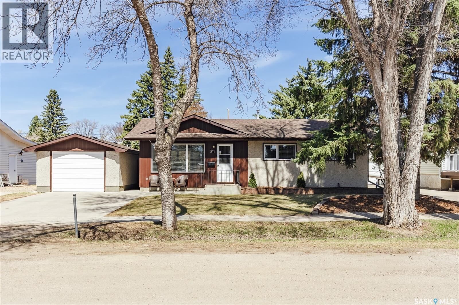 Property Photo:  211 2nd Street E  SK S0K 2L0 