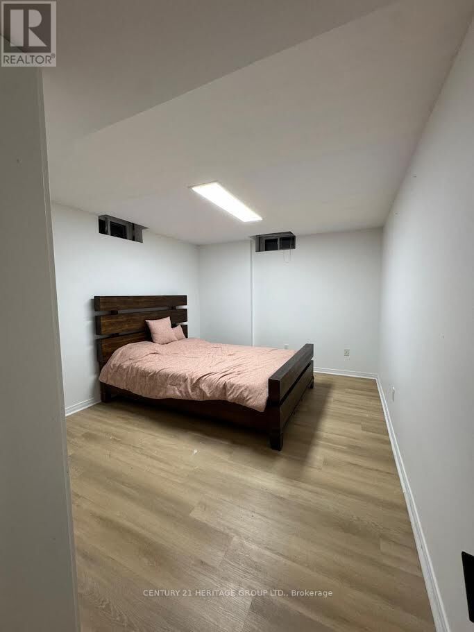 Property Photo:  51 Rocksprings Avenue Lower  ON L4S 1P8 