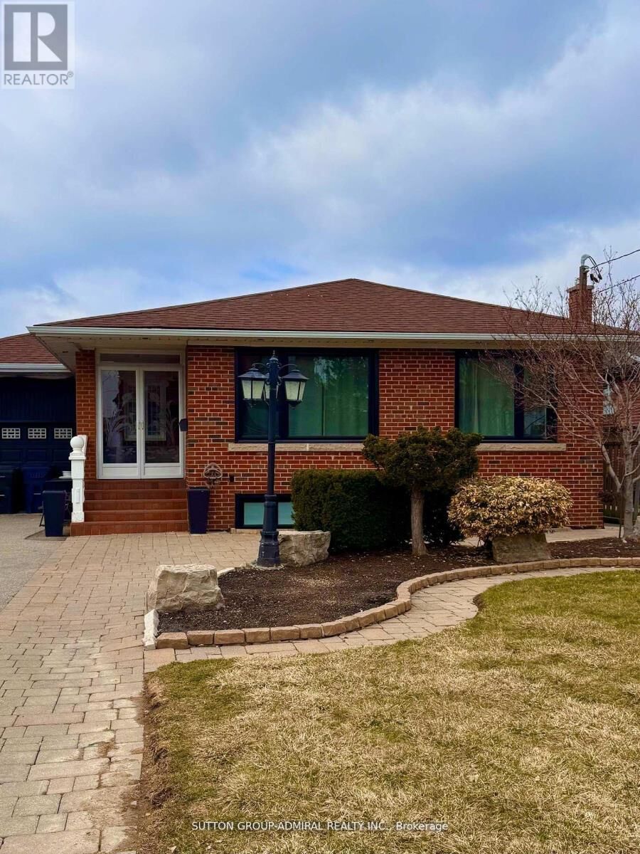 Property Photo:  6 Frankfort Avenue Lower  ON M6L 2Y2 