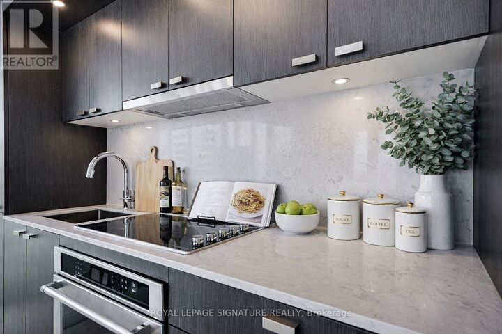Property Photo:  585 Bloor Street East 2722  ON M4W 0B3 