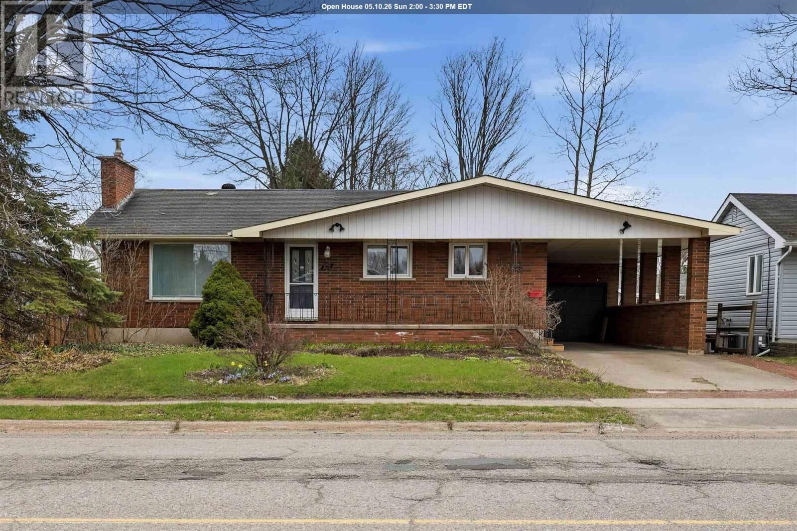 Property Photo:  221 Chambers Ave  ON P6A 4V2 