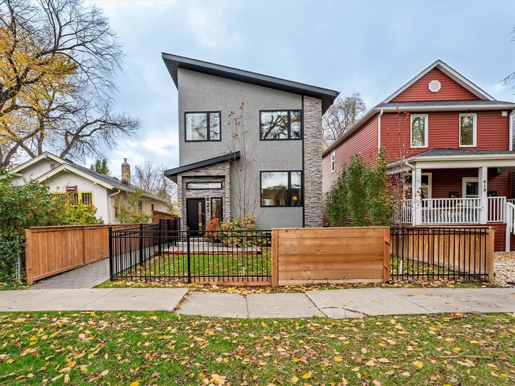 Property Photo:  421 Rosedale Avenue  MB R3L 1M1 