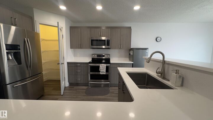 Property Photo:  20015 50 Avenue NW  AB T5R 5X3 
