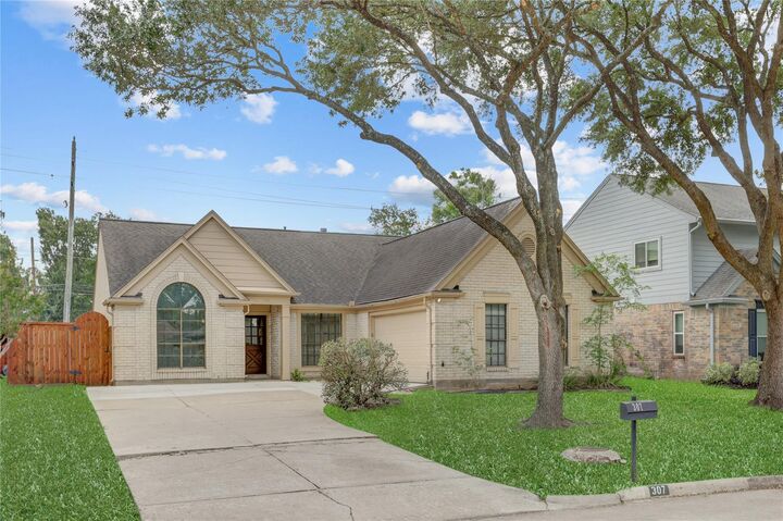 Property Photo: 307 E Sutton Square TX 77477