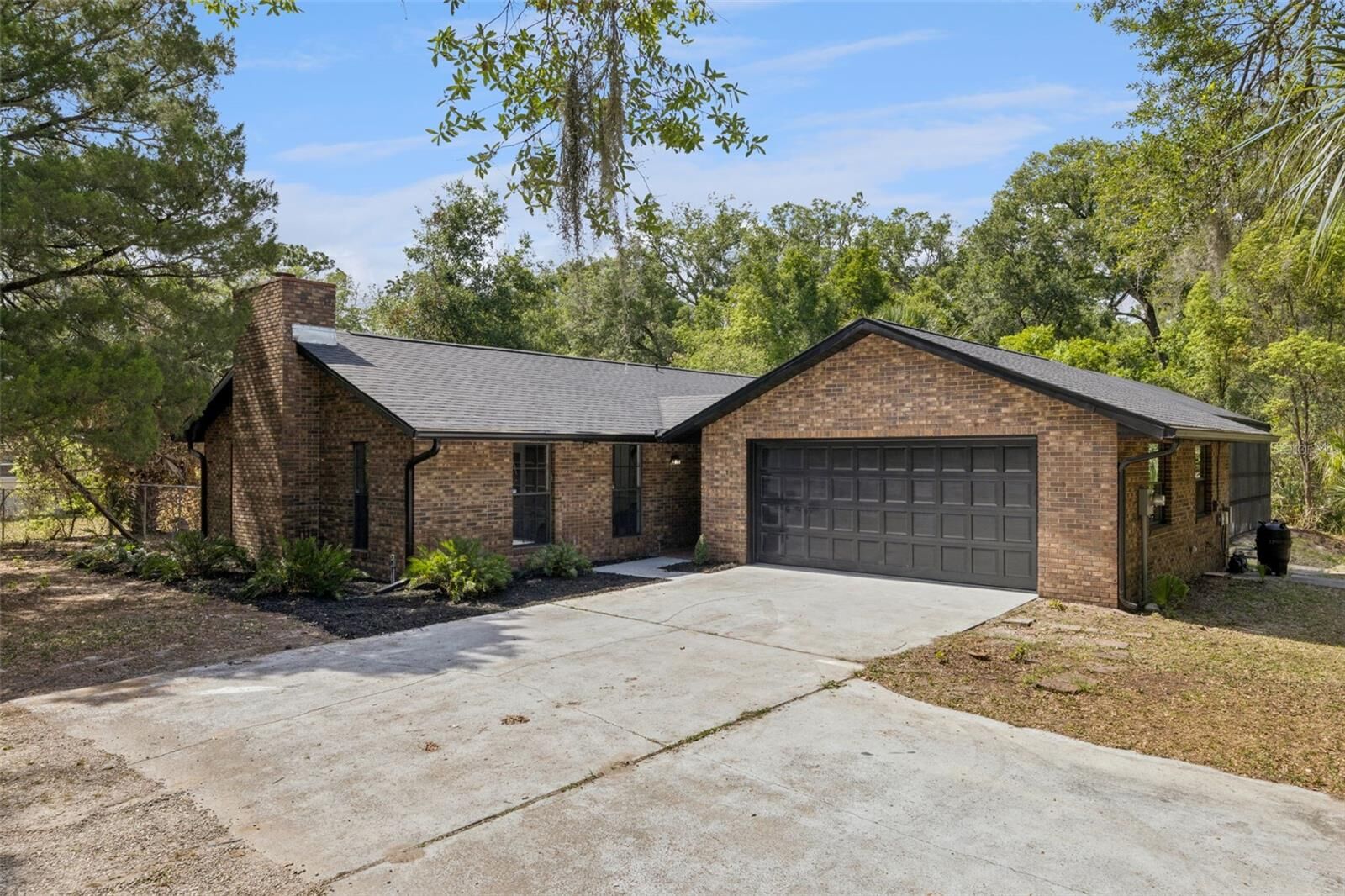 Property Photo:  1095 E Graves Avenue  FL 32763 