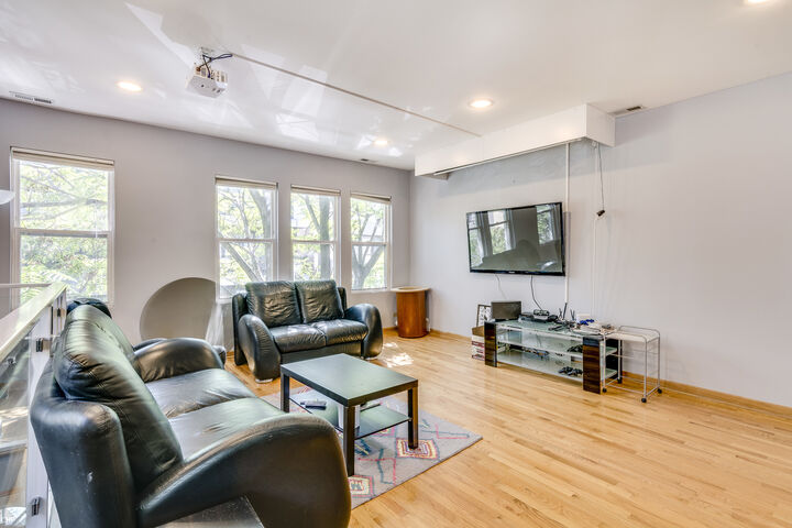 Property Photo:  1538 W Fry Street  IL 60642 