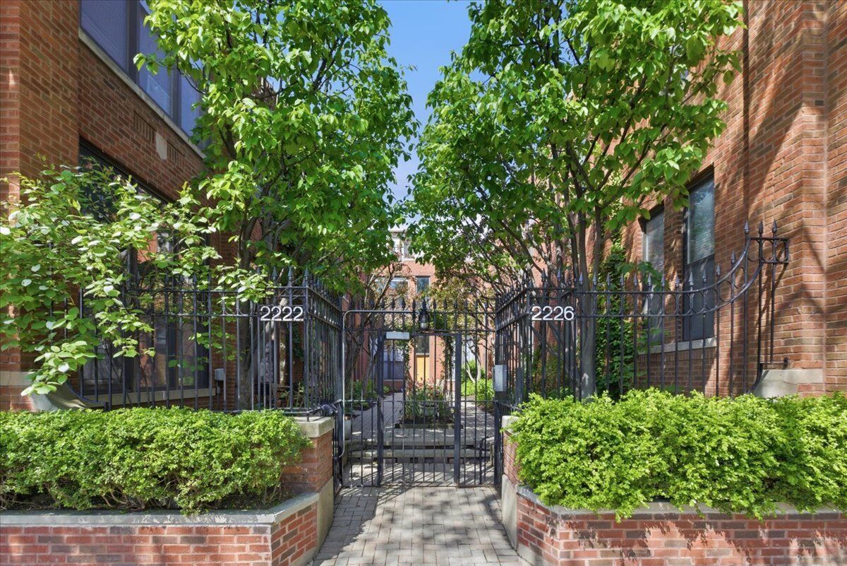 Property Photo:  2226 N Racine Avenue 15  IL 60614 