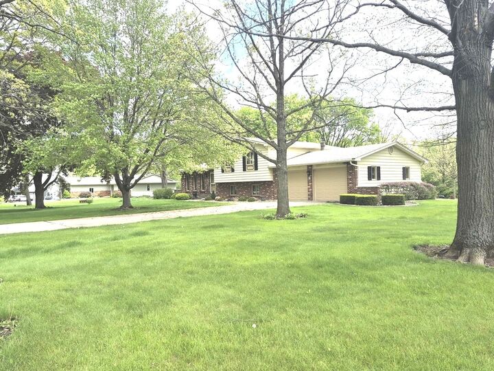 Property Photo: 8 Hawthorne Drive IL 60543