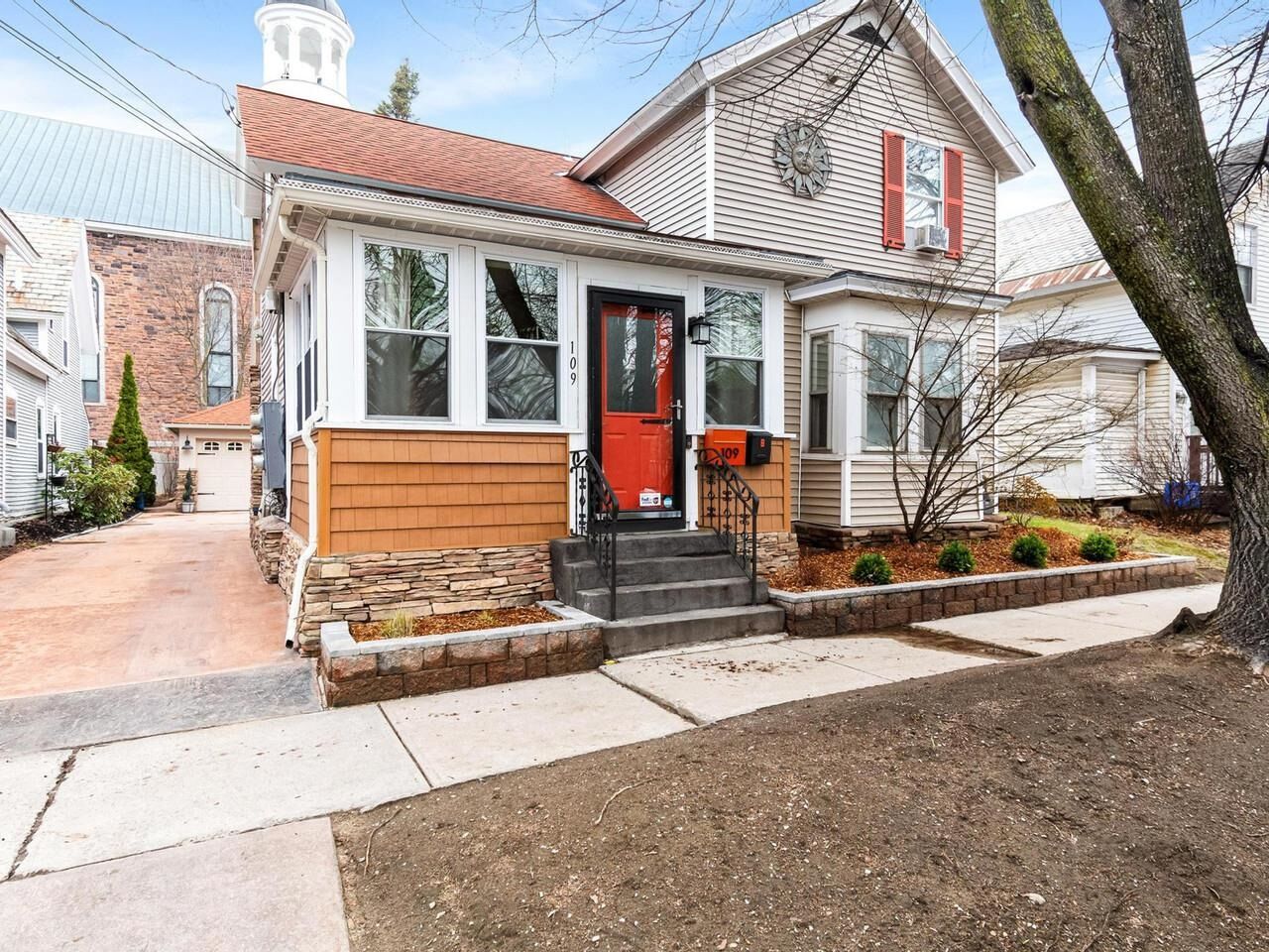 Property Photo:  109 Elmwood Avenue  VT 05401-3829 