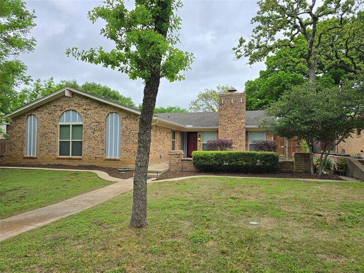 Property Photo:  2822 Oak Forest Drive  TX 76051 