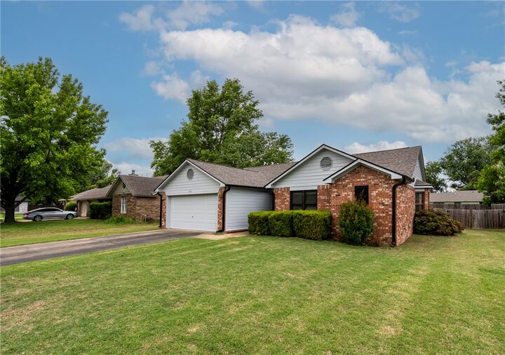 Property Photo:  1150 S Lyndale  AR 72761 