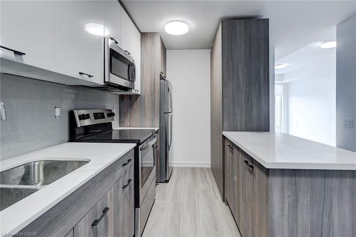 Property Photo:  49 Walnut Street S 1003  ON L8N 2L1 