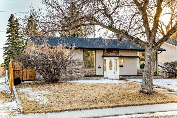 Property Photo:  2831 63 Avenue SW  AB T3E 5J6 