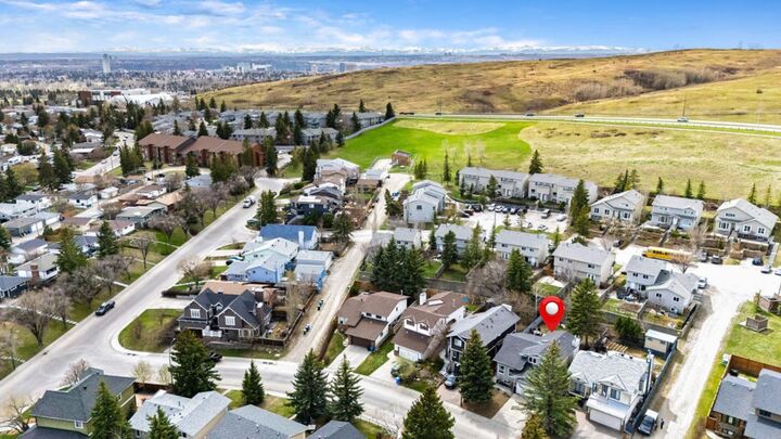 Property Photo:  5019 Norris Road NW  AB T2K 5R6 