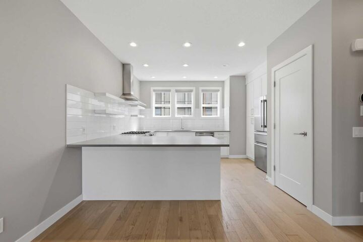 Property Photo:  4065 32 Avenue NW  AB T3B 6G6 