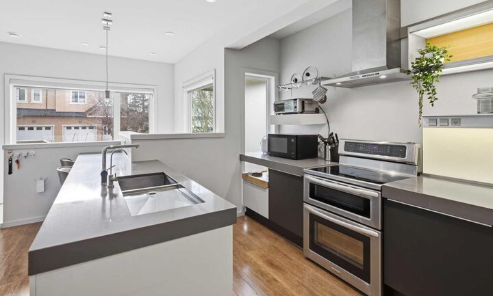 Property Photo:  158 23 Avenue NW  AB T2M 4Y8 
