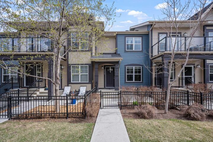 Property Photo:  211 McKenzie Towne Square SE  AB T2Z 1E2 