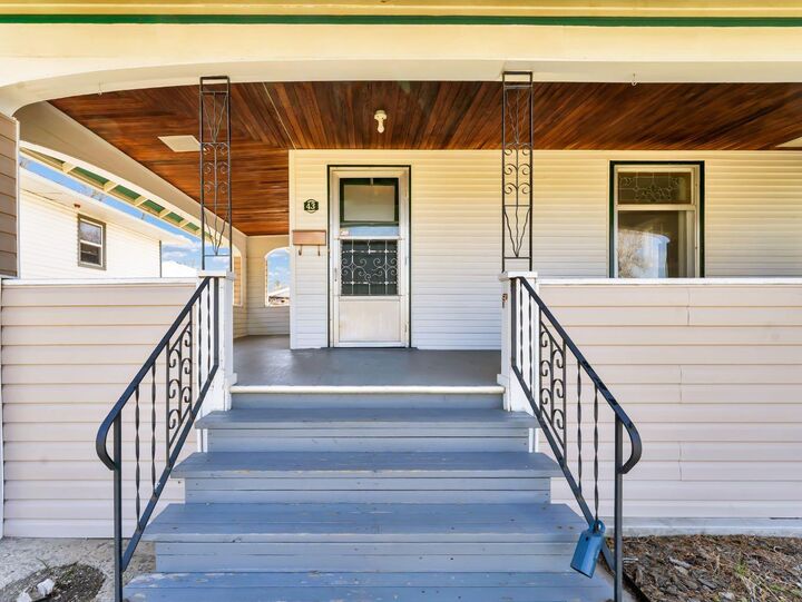 Property Photo:  43 9 Street NE  AB T1A 5R2 