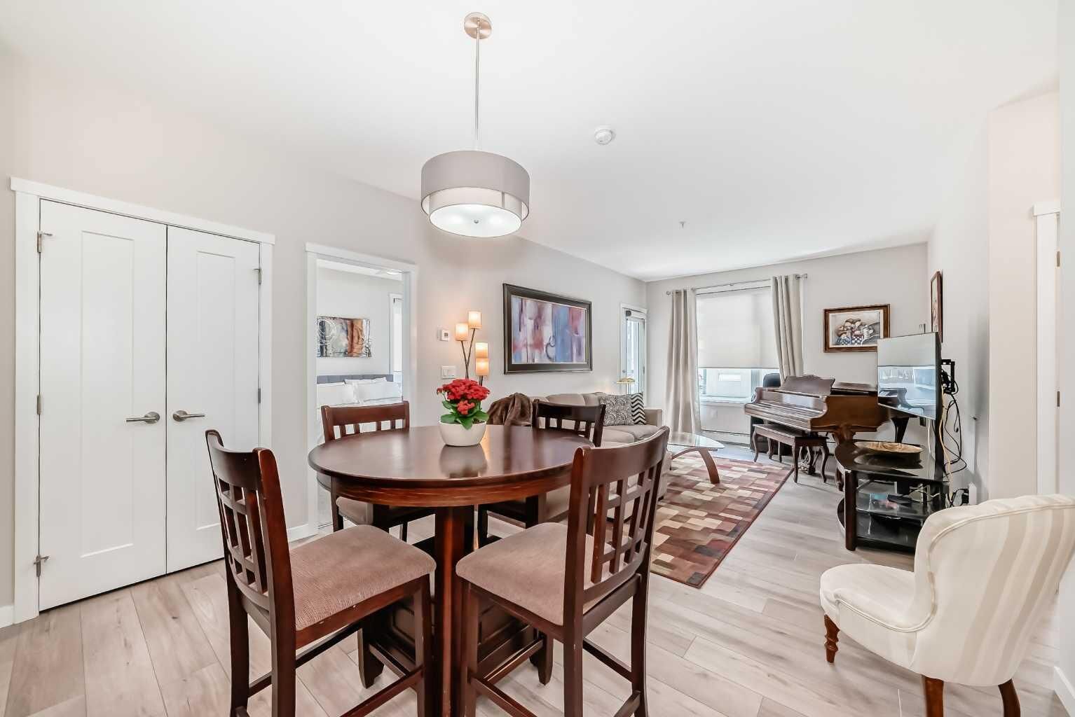 Property Photo:  30 Shawnee Common SW 402  AB T2Y 0R1 