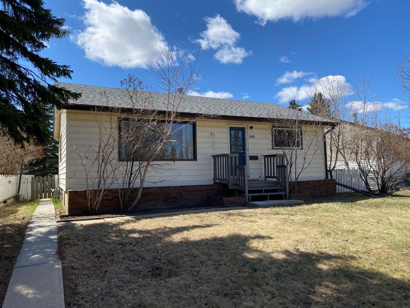 Property Photo:  5801 48 B Avenue  AB T4V 0L9 