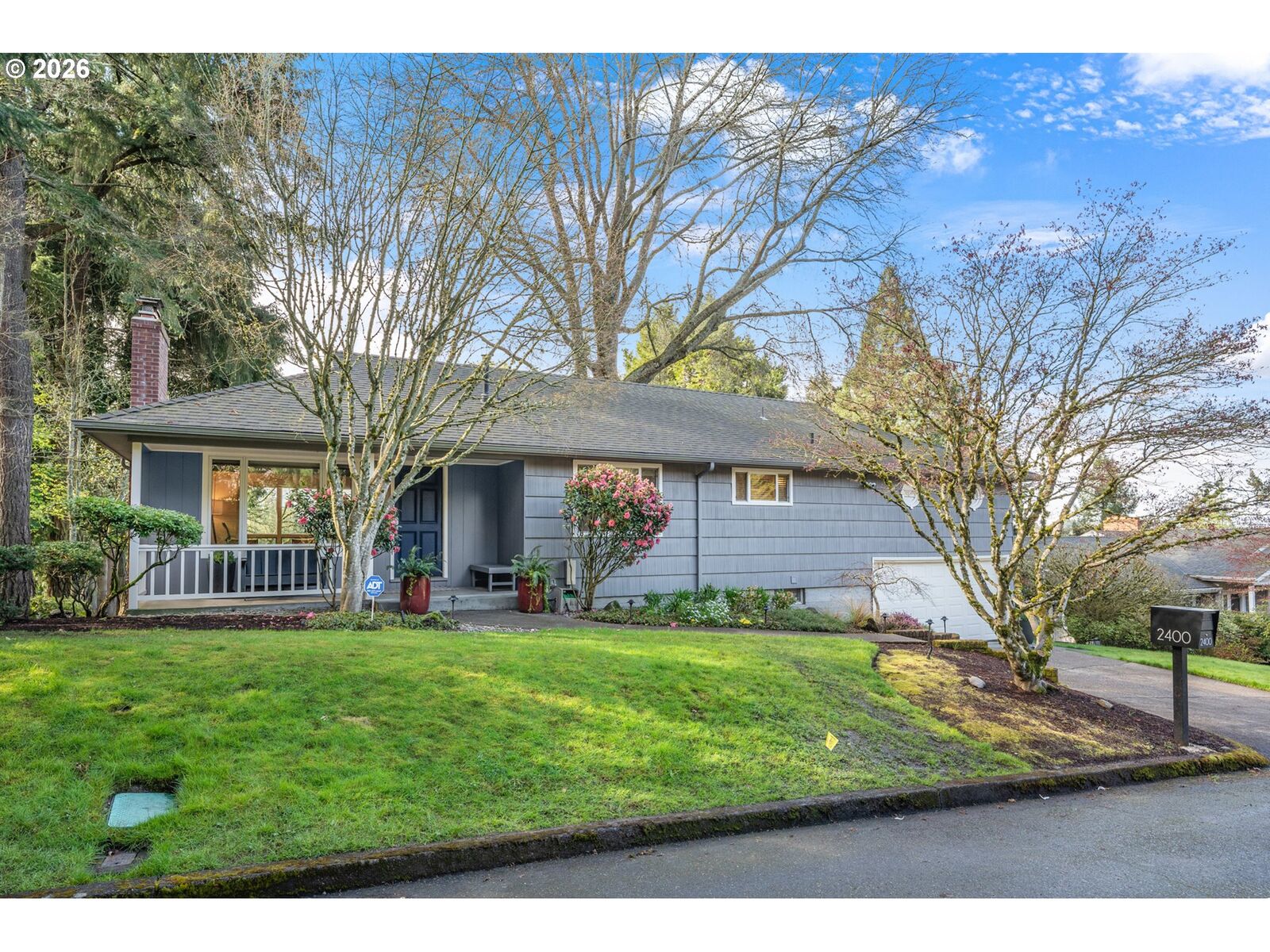 Property Photo:  2400 SW Richardson St  OR 97239 