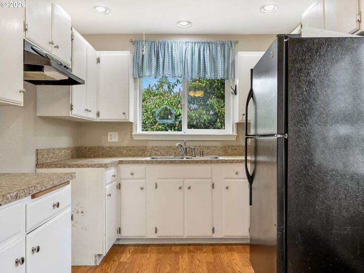 Property Photo:  1460 4th St  OR 97103 