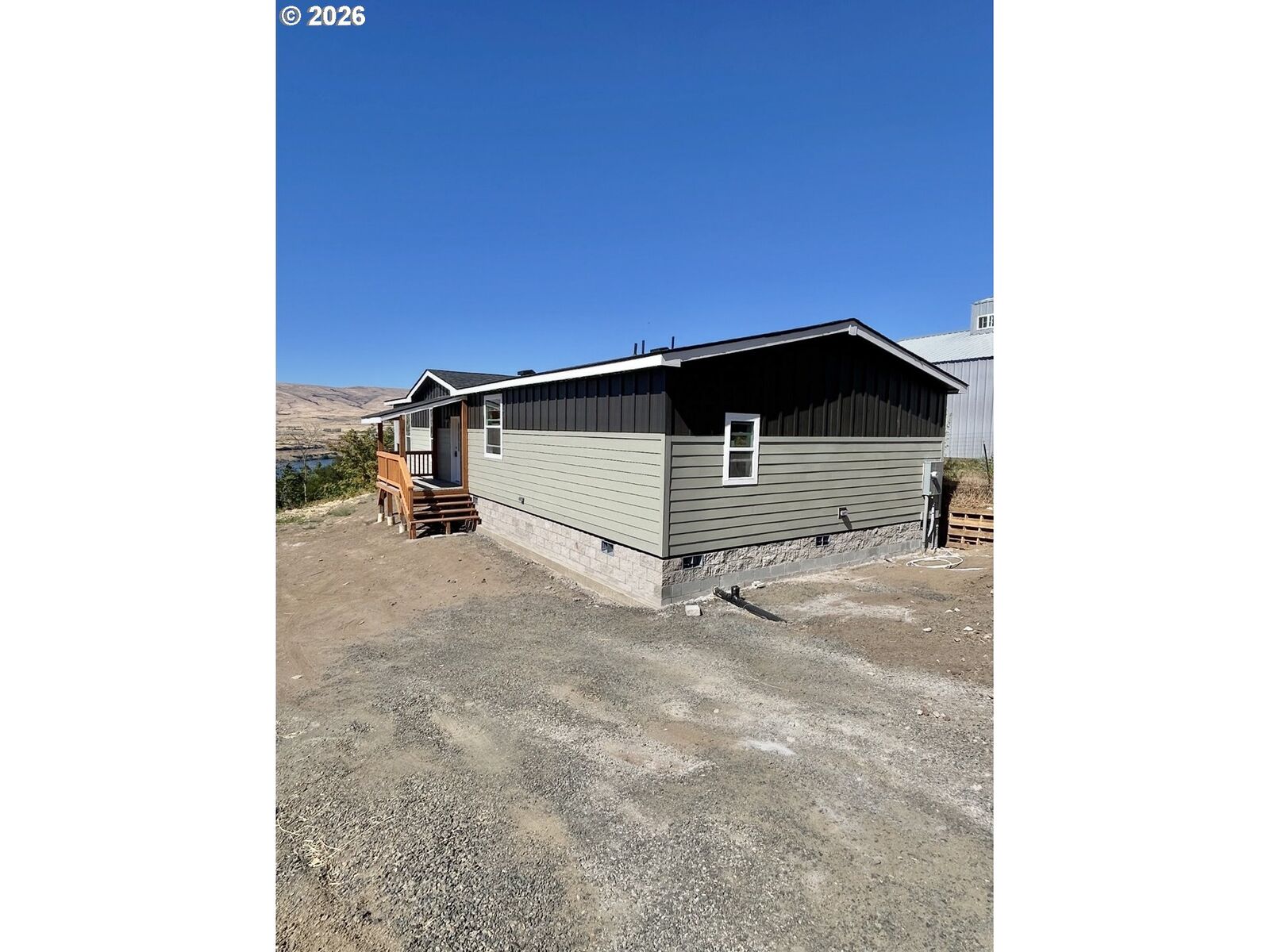 Property Photo:  2743 E 9th St  OR 97058 
