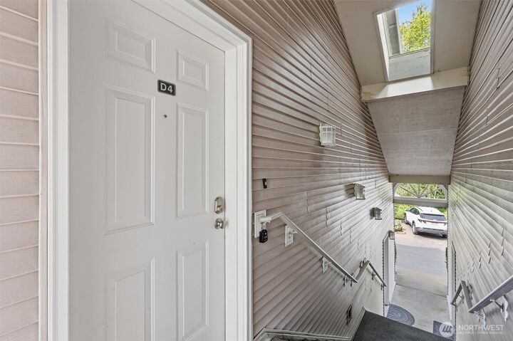 Property Photo:  601  12th Avenue NW D4  WA 98027 