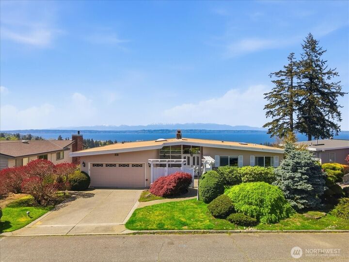 Property Photo:  911  12th Avenue N  WA 98020 