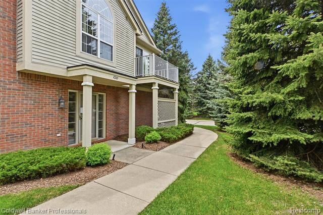 Property Photo:  4200 Chesapeake Circle 37  MI 48390 